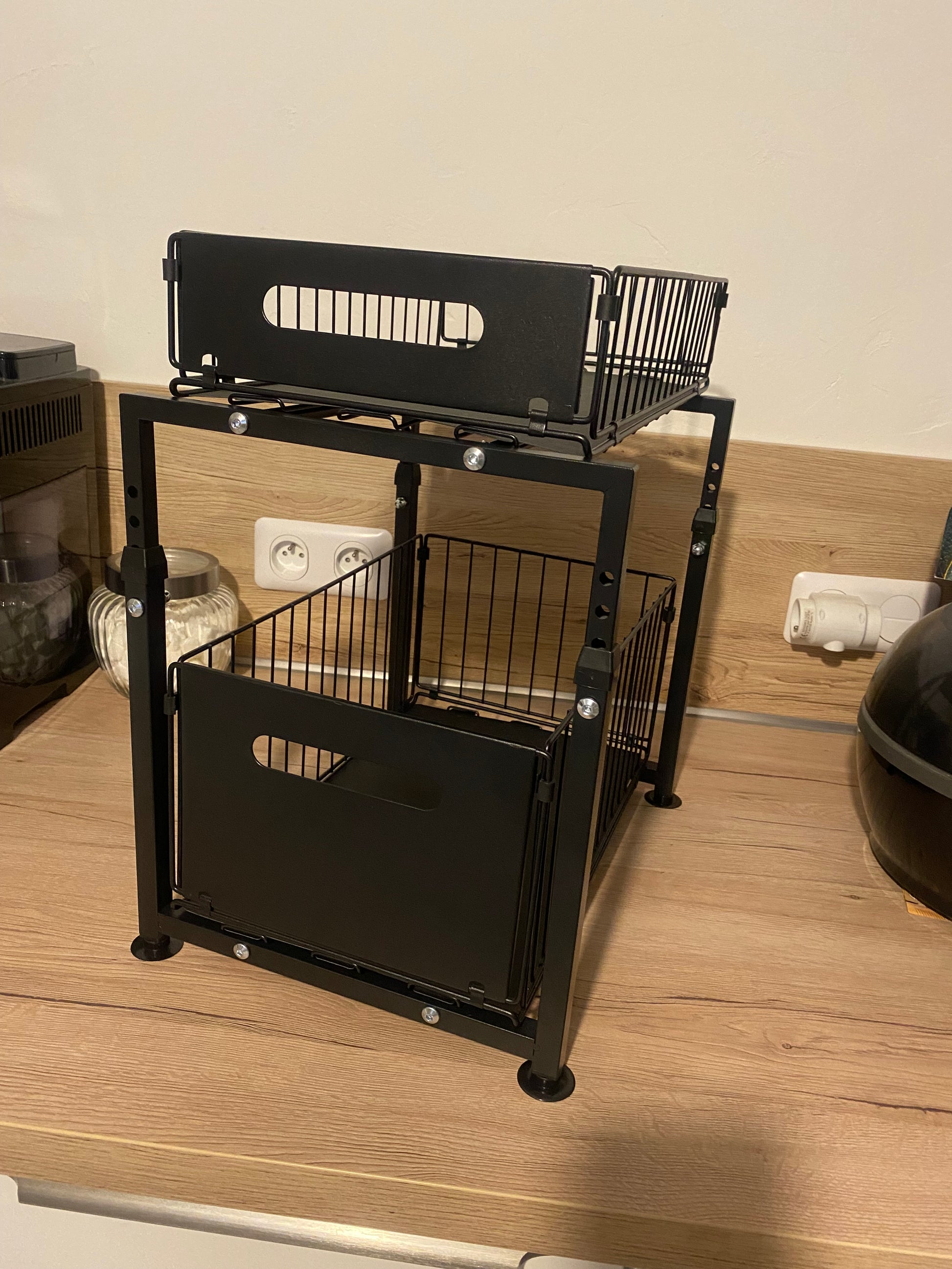 Rangement de cuisine a deux niveaux en métal noir, avec tiroirs coulissants pour organiser les produits sous l'évier 