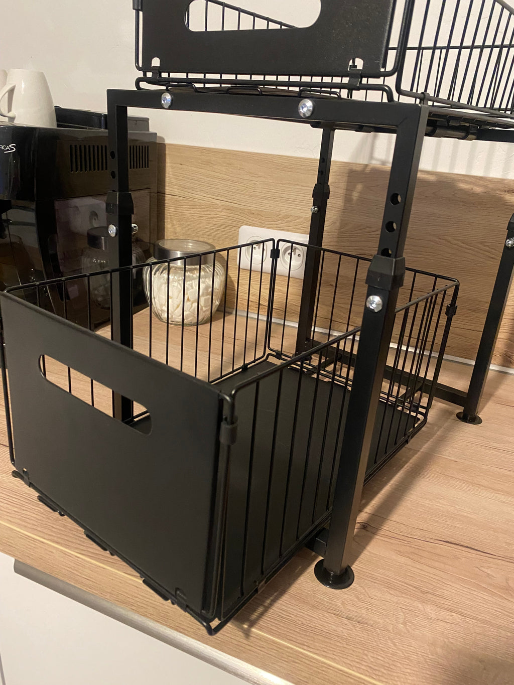 Rangement de cuisine a deux niveaux en métal noir, avec tiroirs coulissants pour organiser les produits sous l'évier 