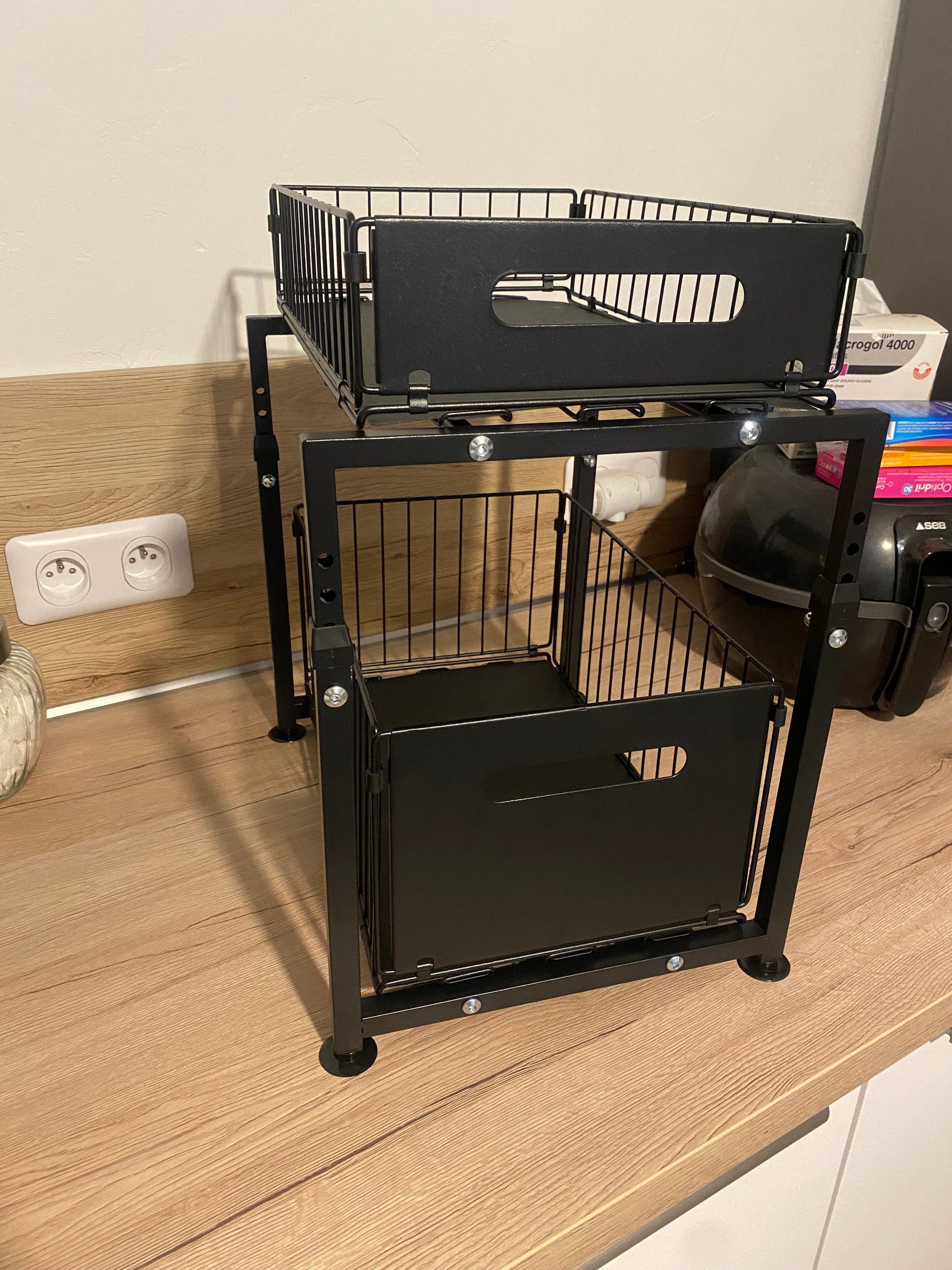 Rangement de cuisine a deux niveaux en métal noir, avec tiroirs coulissants pour organiser les produits sous l'évier 