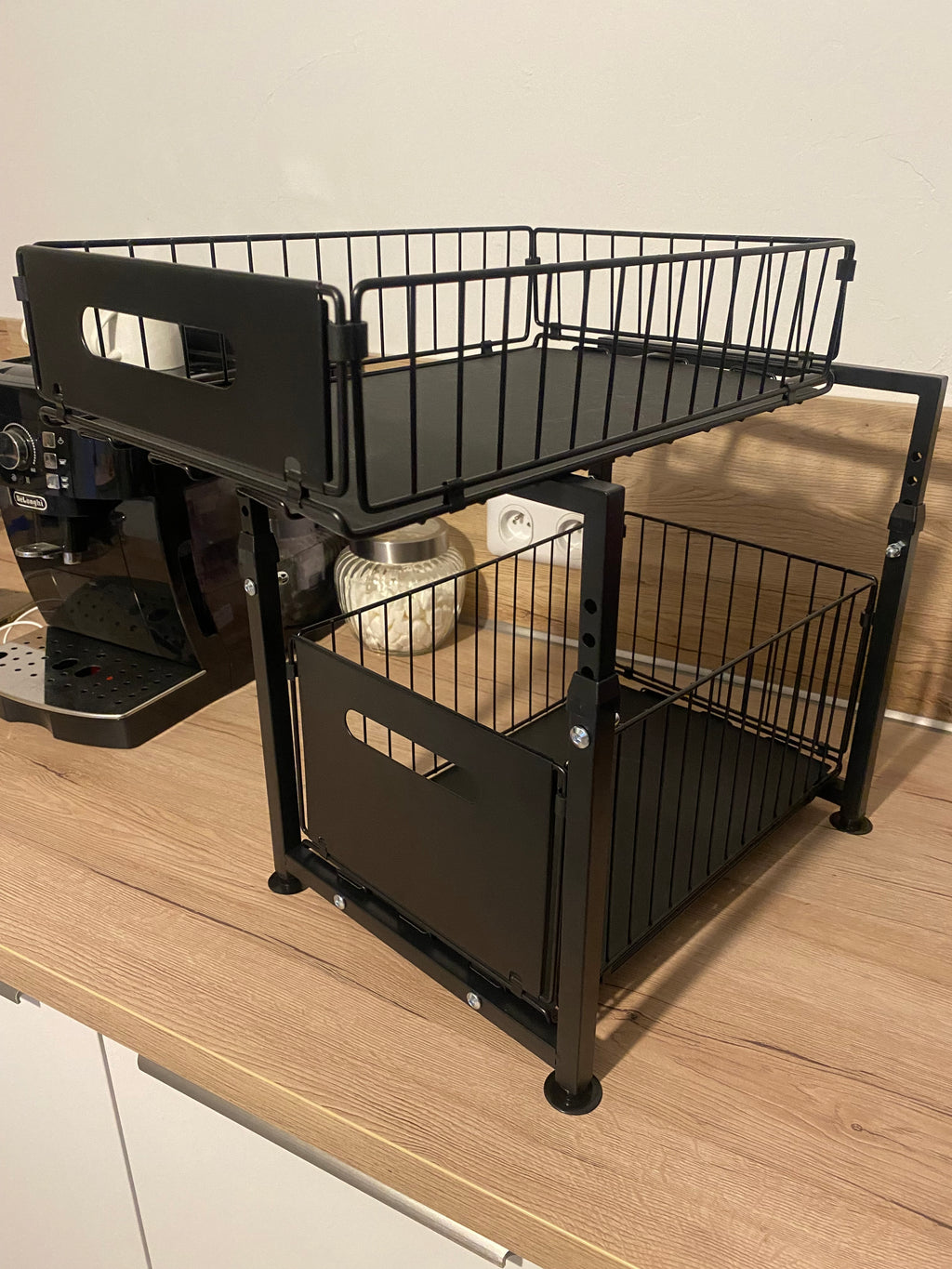 Rangement de cuisine a deux niveaux en métal noir, avec tiroirs coulissants pour organiser les produits sous l'évier 